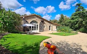 Gîte Le Puy Martineau piscine privée intérieure chauffée terrain arboré à 10 min du Puy du Fo